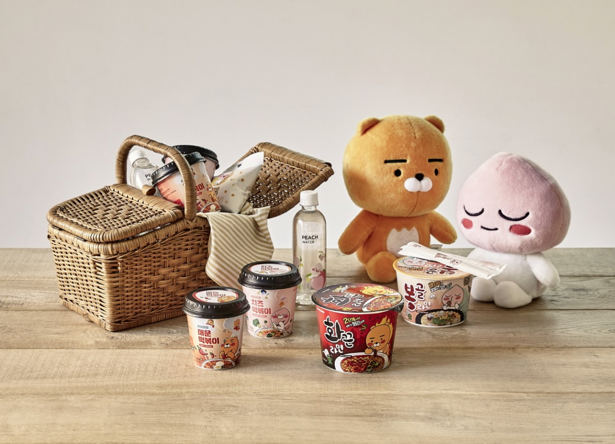 ▲카카오프렌즈 컵떡볶이, 컵라면 제품 이미지.   (사진제공=카카오IX)