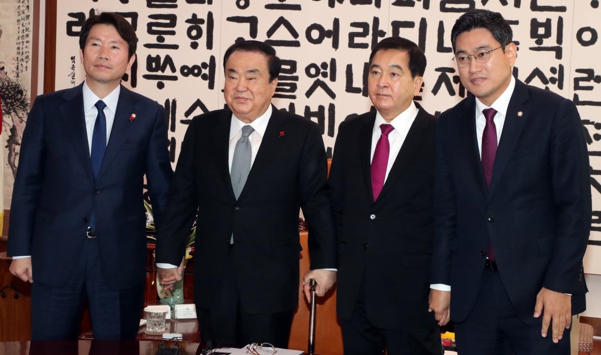 ▲문희상 국회의장과 교섭단체 여야3당 원내대표가 13일 오전 서울 여의도 국회의장실에서 회동에 앞서 기념촬영을 하고 있다.     왼쪽부터 더불어민주당 이인영 원내대표, 문 의장, 자유한국당 심재철 원내대표, 바른미래당 오신환 원내대표.  (연합뉴스)