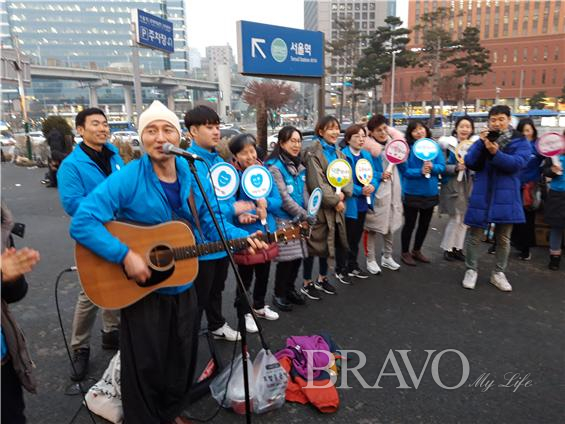 ▲희파샵 채환 대표가 노숙인들을 위하여 기타치는 모습(홍지영 동년기자)