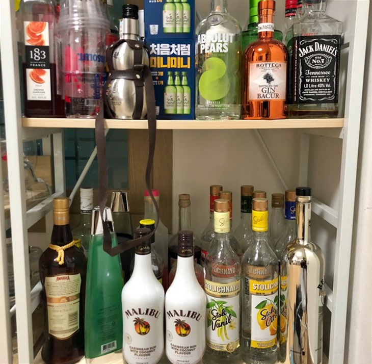 ▲류 씨 집에 가득 쌓인 술병과 잔. 집 자체가 '홈술'에 적합한 곳이다.  (홍인석 기자 mystic@)