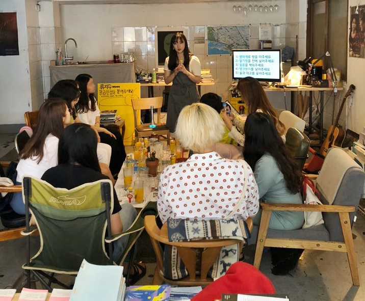 ▲구청과 백화점이 주관한 강의가 많이 들어온다는 류 씨. 참여하는 연령대도 다양하다는 게 그의 설명이다.  (사진제공=류지수)