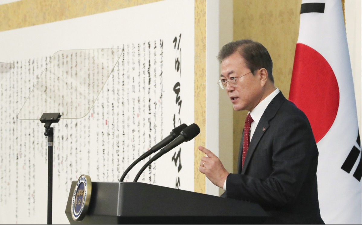 ▲문재인 대통령은 3‧1운동과 임시정부 수립이 대한민국의 뿌리라는 점을 명확히 했다. 사진은 문 대통령이 13일 청와대에서 3·1운동 및 대한민국 임시정부 수립 100주년 기념사업추진위 위원들과 오찬에 앞서 발언하는 모습. (사진=연합뉴스)