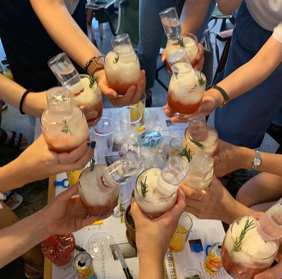 ▲'오늘의 홈술' 독자들이 모인 일일교실. 어렵지 않게 칵테일 만드는 법을 배울 수 있다.  (사진제공=류지수)