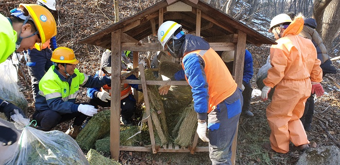 ▲야생동물 먹이주기 및 올무수거에 나선 한라시멘트·원주지방환경청·야생동물연합 참가자들. (사진제공=한라시멘트)