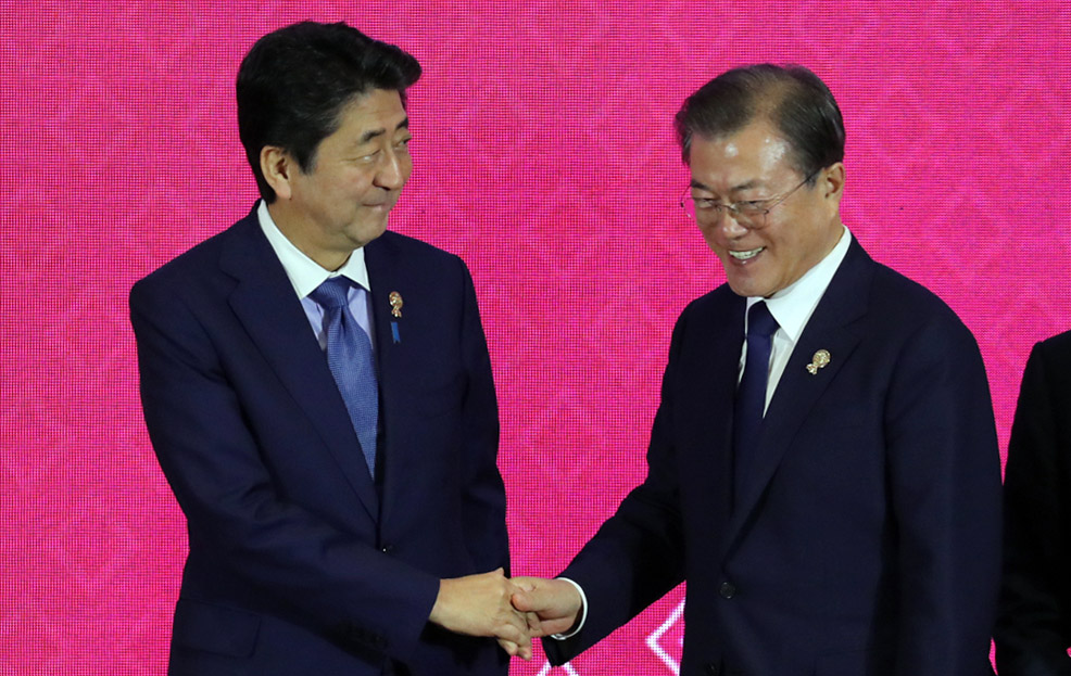 ▲문재인 대통령과 아베 일본 총리가 4일 방콕 임팩트 포럼에서 열린 역내포괄적경제동반자협정(RCEP)에서 악수하고 있다. (연합뉴스)