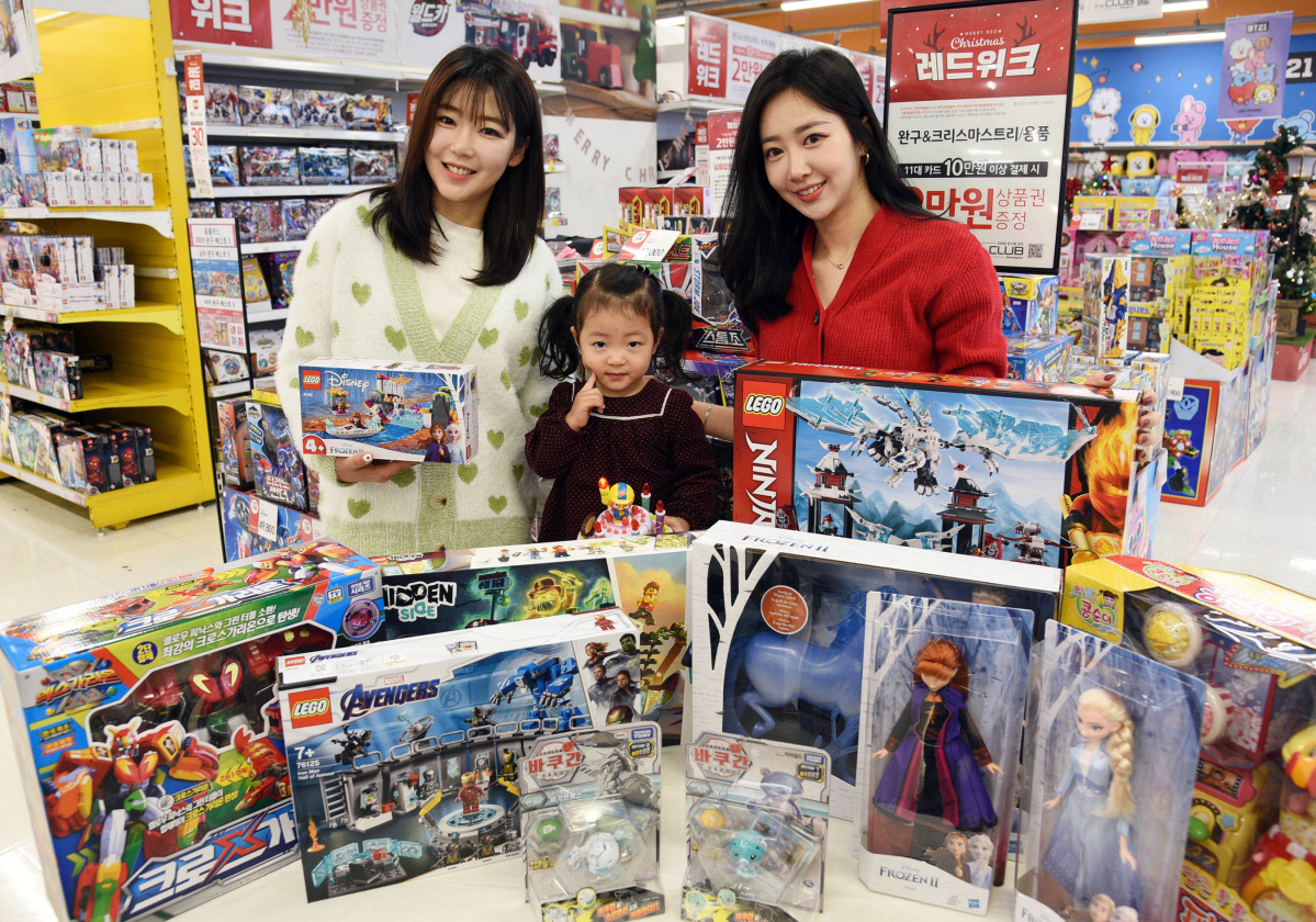 ▲15일 서울 등촌동 홈플러스 강서점에서 아이와 모델들이 ‘크리스마스 완구 기획전’ 상품을선보이고 있다. 홈플러스는 완구 대목인 크리스마스 시즌을 맞아 인기 완구 총 1000여 종을 최대 50% 할인 판매하는 행사를 오는 25일까지 진행한다고 밝혔다. 이와 함께 행사 카드로 10만원 이상 결제하는 고객에게는 2만원 상당의 상품권도 증정한다. (홈플러스)