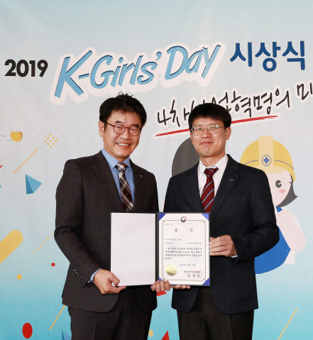 ▲아시아나항공이 13일 열린 '2019 케이걸스데이(K-Girls’ Day) 시상식'에서 산업통상자원부 장관상인 최우수상을 받았다. 조영석 아시아나항공 상무(왼쪽)가 시상식에서 이주현 한국산업기술진흥원 본부장(오른쪽)과 기념 촬영을 하고 있다.  (사진제공=아시아나항공)