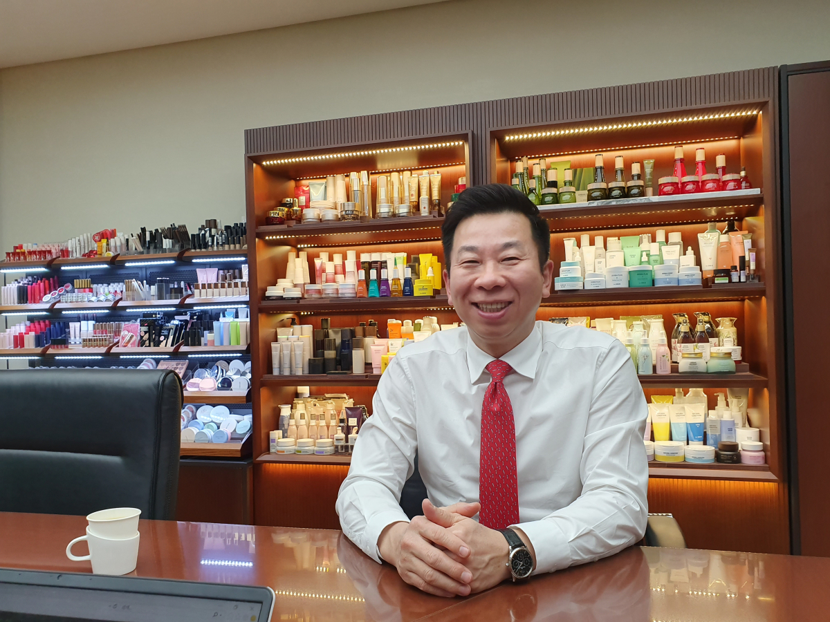 ▲김중천 더샘 대표이사가 서울 중구 본사에서 이투데이와 만나 향후 계획을 밝히고 있다.  (노우리 기자 @we1228)