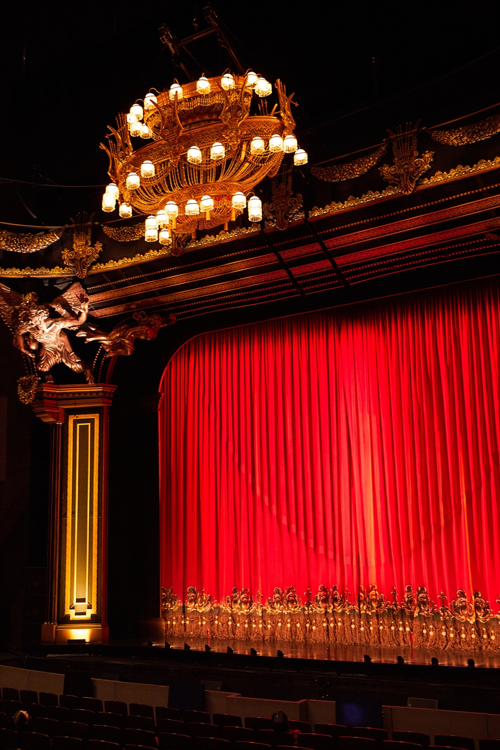 ▲무대 위에 매달린 샹들리에가 곤두박질 치는 모습도 관전포인트다.  (사진제공=에스앤코)