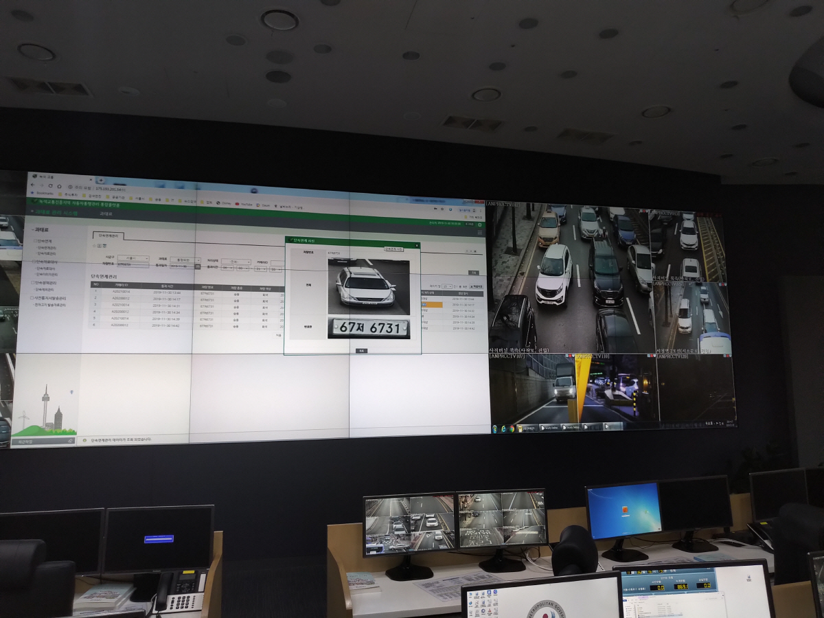 ▲서울 사대문 안 ‘녹색교통지역’ 내 배출가스 5등급 차량 운행 제한 첫 날인 1일 서울시 교통정보센터(TOPIS) 상황실에서 차량 단속하는 모습을 보여주고 있다.   (사진 = 서울시)