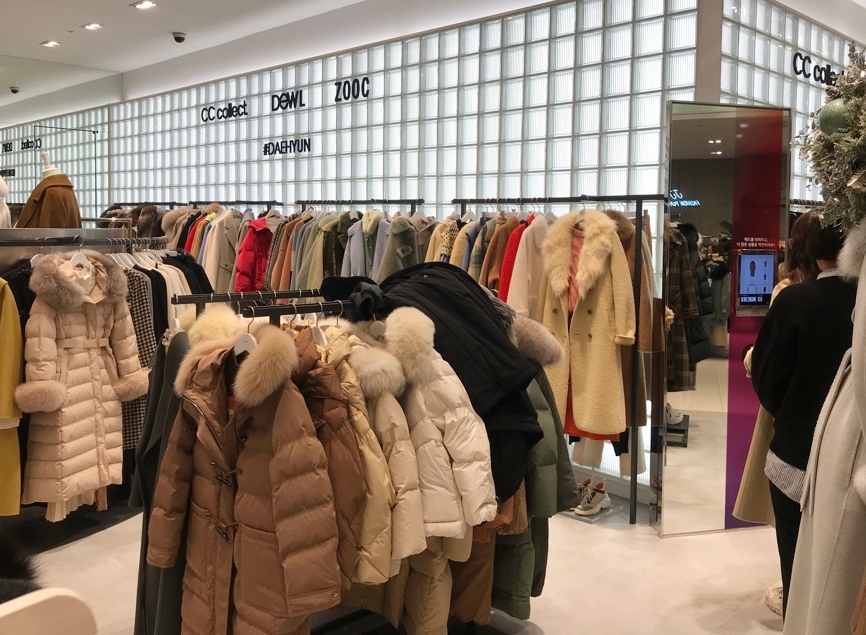 ▲롯데백화점은 김포공항점에 여성 의류업체 ㈜대현과 손잡고 옴니 서비스를 제공하는 매장인 ‘온앤더스타일’을 선보인다. (롯데백화점)