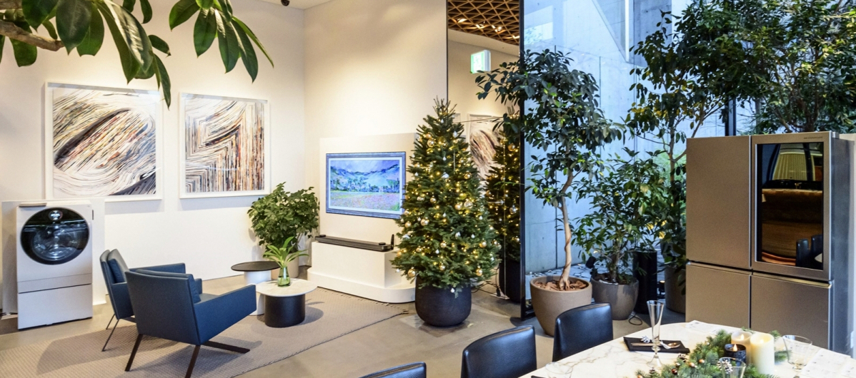 ▲LG전자는 12일부터 15일까지 일본 도쿄에 위치한 이탈리아 가구업체 비앤비 이탈리아(B&B ITALIA) 매장에서 ‘LG 시그니처가 녹아있는 공간’을 주제로 LG 시그니처 제품을 프리미엄 가구와 함께 전시했다. LG시그니처 제품이 유명 디자이너들이 디자인한 의자, 테이블 등과 함께 조화를 이루며 전시되어 있는 모습. (사진제공=LG전자)