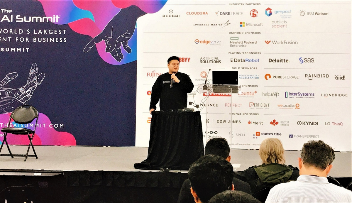 ▲뤼이드 최영덕 연구원이 AI 서밋 뉴욕 2019에서 발표를 진행하고 있다.