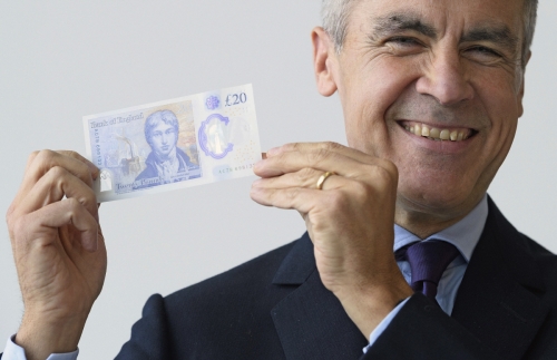 ▲마크 카니 영란은행 총재가 10월 10일(현지시간) 런던에서 열린 새 20파운드 지폐 소개 행사에서 샘플을 들어보이며 미소를 짓고 있다. 카니 총재는 내년 1월 31일 퇴임할 예정이다. 런던/AP뉴시스
