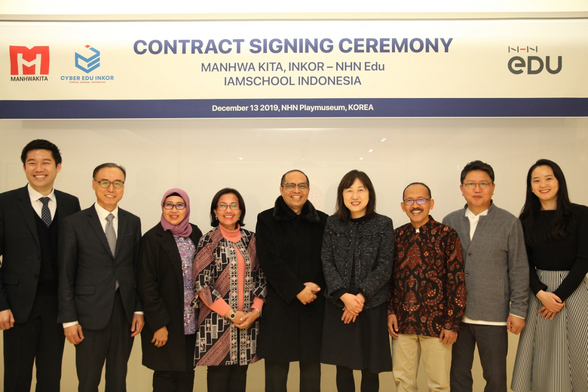 ▲13일 NHN 사옥에서 ‘아이엠스쿨’ 인도네시아 진출 및 합작 법인 설립을 위한 계약체결식이 열렸다. 정봉협 인코르 부대표, 세리우리나 따리간 인력해외송출청 국장, 아구스 살림 교육문화부 국장, 진은숙 NHN에듀 대표(오른쪽서 4번째), 김석 만화끼따 대표 등이 기념촬영 하고 있다.
 (NHN에듀 제공)