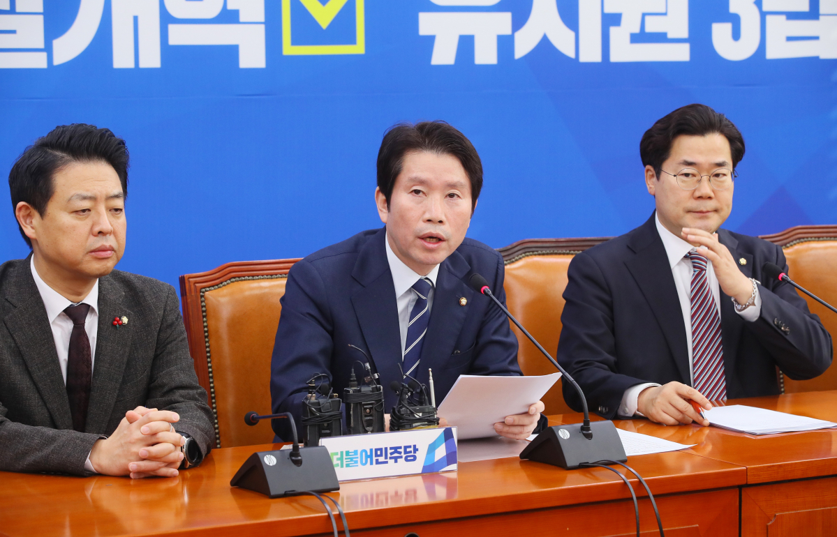 ▲ '선거법·검찰개혁법'의 '4+1협상' 난항 속에 더불어민주당 이인영 원내대표가 15일 국회 원내대표실에서 열린 기자간담회에서 발언하고 있다. (연합뉴스)