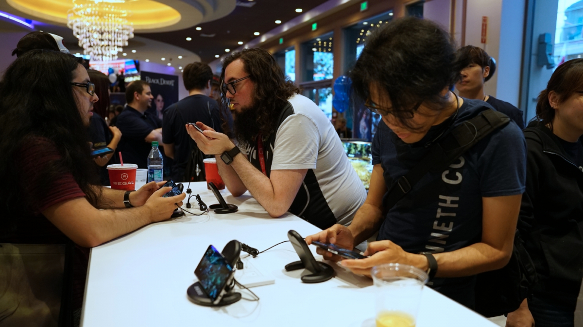 ▲검은사막 모바일을 즐기고 있는 북미 이용자들. (사진제공=펄어비스)