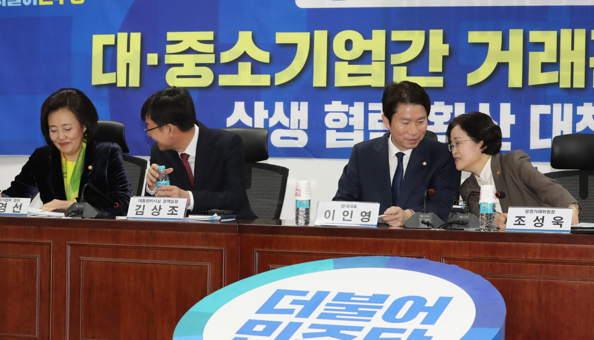 ▲오전 서울 여의도 국회 의원회관에서 열린 당·정·청 을지로 민생현안회의에서 참석자들이 이야기를 나누고 있다. (사진=연합뉴스)