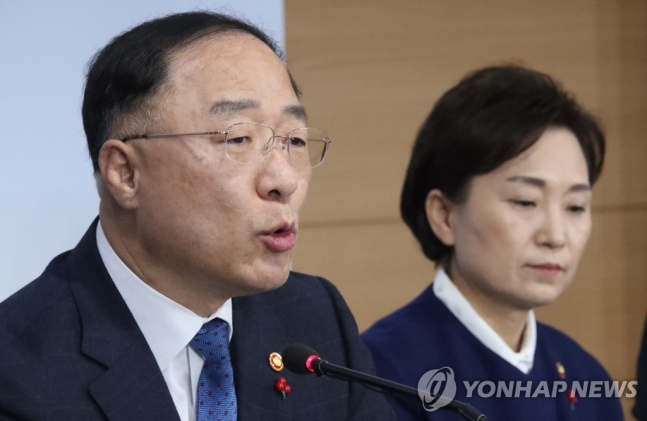 ▲ 홍남기(왼쪽) 경제부총리 겸 기획재정부 장관이 16일 정부서울청사에서 주택시장 안정화 방안 관계부처 합동브리핑을 하고 있다.  (연합뉴스)