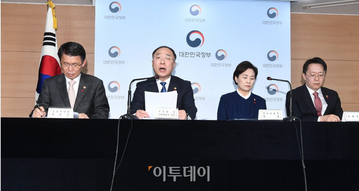 ▲홍남기(왼쪽 두 번째) 부총리 겸 기획재정부 장관이 16일 서울 종로구 세종대로 정부서울청사에서 열린 주택시장 안정화 방안 관련 관계부처 합동 브리핑에서 발언하고 있다. 신태현 기자 holjjak@