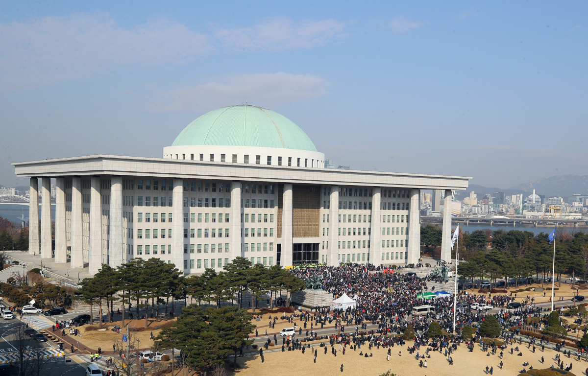 ▲자유한국당의 '패스트트랙 법안 날치기 상정 저지 규탄대회'에 참가한 보수단체 회원들이 16일 국회 본청 앞에서 '선거법과 공수처법'에 반대집회를 하고 있다.    (연합뉴스)