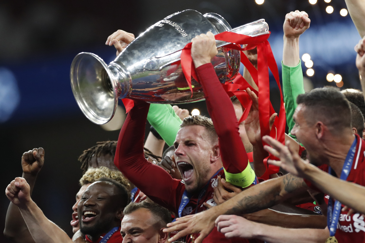 ▲지난해 챔피언스리그 우승팀인 리버풀이 '빅이어'를 들고 환호하고 있다.  (뉴시스)