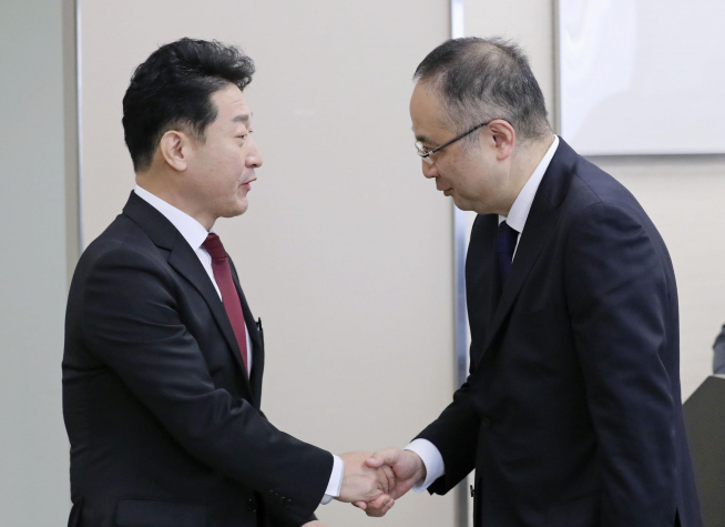 ▲제7차 한일 수출관리 정책대화의 한국 수석대표인 이호현 산업통상자원부 무역정책관(왼쪽)이 16일 오전 정책대화 장소인 일본 경제산업성 본관 17층 제1특별회의실에서 일본 측 수석대표인 이다 요이치(飯田陽一) 경제산업성 무역관리부장과 악수하고 있다. (연합뉴스)