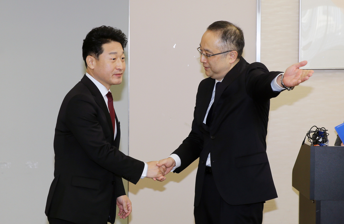 ▲제7차 한일 수출관리 정책대화의 한국 수석대표인 이호현 산업통상자원부 무역정책관(왼쪽)이 16일 오전 정책대화 장소인 일본 경제산업성 본관 17층 제1특별회의실에서 일본 측 수석대표인 이다 요이치(飯田陽一) 경제산업성 무역관리부장과 악수하고 있다 (사진제공=산업통상자원부)