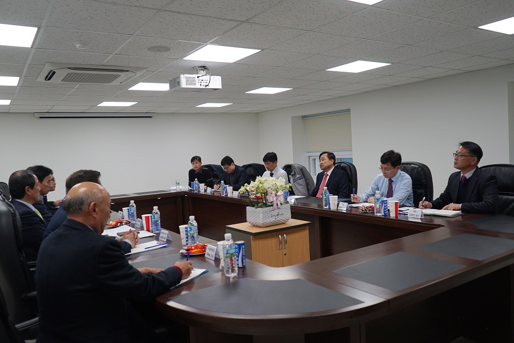 ▲KAI 안현호 사장(우측에서 3번째)이 협력사 대표들과 이야기 나누고 있다. (사진제공=KAI)