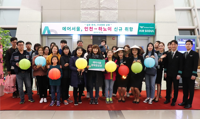 ▲에어서울 하노이행 첫 편 탑승객들이 신규 취항 행사 후 기념 촬영을 하고 있다.  (사진제공=에어서울)