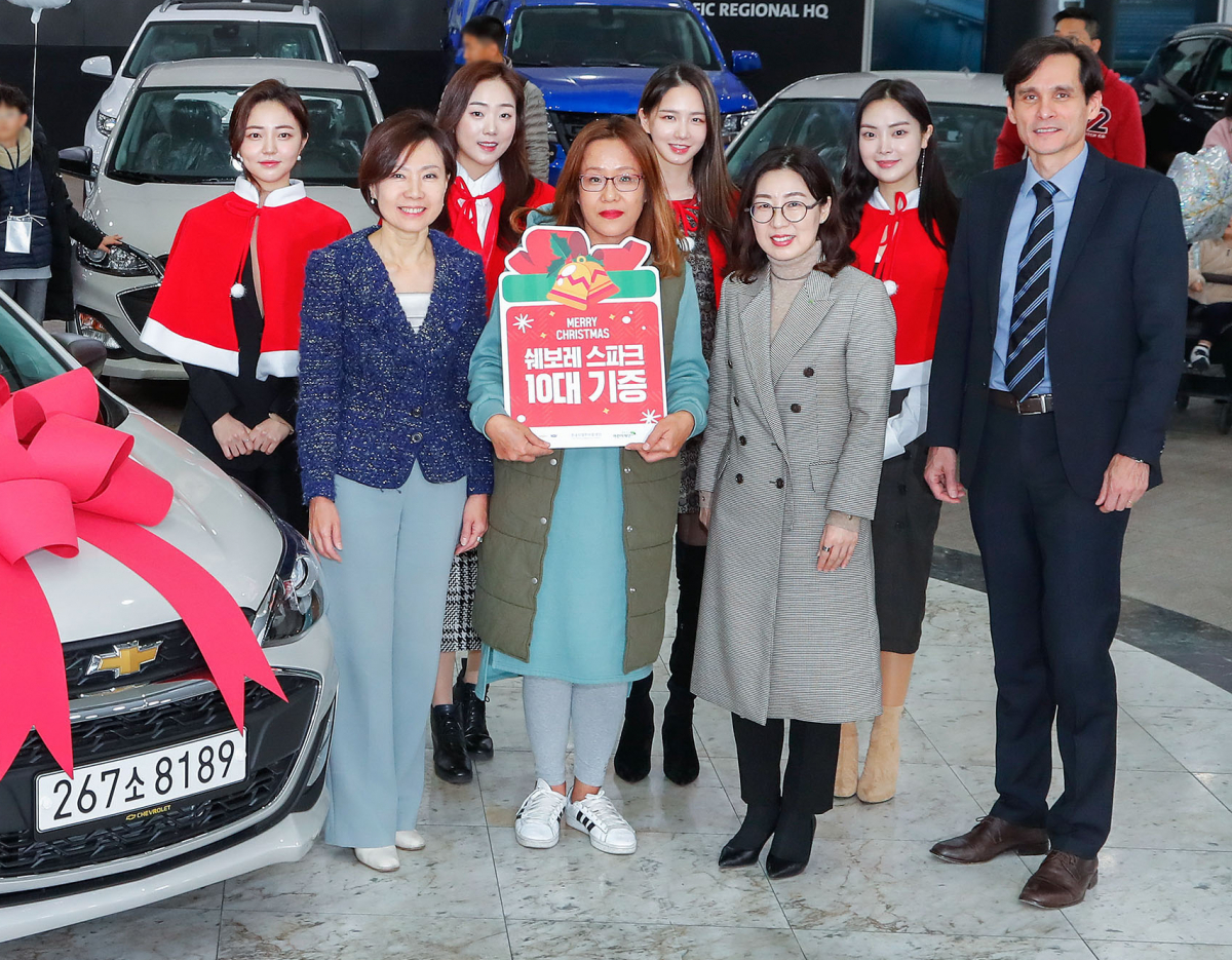 ▲한국지엠한마음재단은 초록우산어린이재단과 함께 전국 공모를 통해 최종 선정된 사회 취약 계층 가정의 희망찬 미래를 응원하고자 쉐보레 스파크 차량 10대를 기증했다. 사진은 황지나 한마음재단 사무총장(왼쪽), 스파크 기증 수혜자 가족 대표 (가운데 왼쪽), 신정원 초록우산어린이재단 인천지역본부장(가운데 오른쪽), 한국지엠 영업•서비스•마케팅 부문 시저 톨레도 부사장(오른쪽)이 함께 기념촬영을 하고 있는 모습. (사진제공=한국지엠)