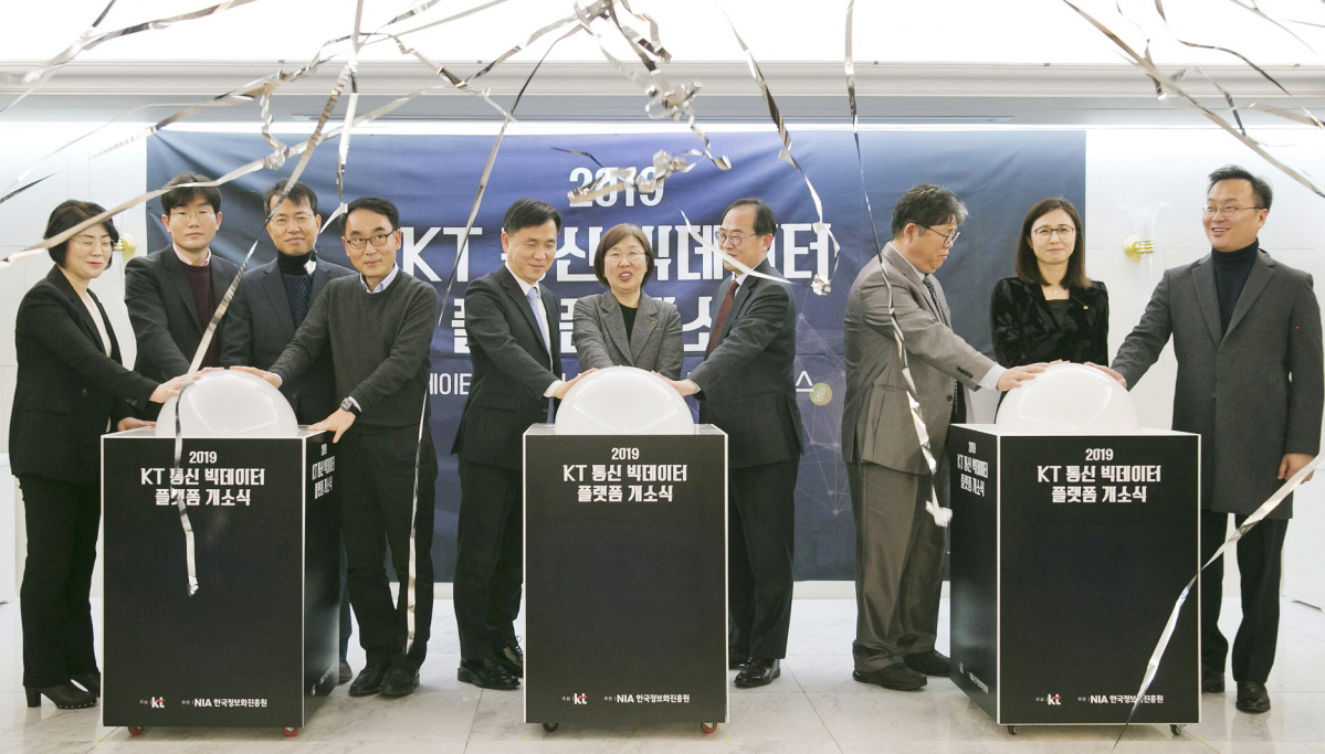 ▲KT는 유동인구ᆞ소비ᆞ상권ᆞ여행 등 생활 데이터를 개인과 기업이 자유롭게 거래할 수 있는 통신 빅데이터 플랫폼을 공개하고, 이를 기념하는 개소식 행사를 진행했다. 16일 열린 개소식에서 과학기술정보통신부 AI기반정책관 강도현 국장, KT 빅데이터 사업지원단 윤혜정 전무, 한국정보화진흥원(NIA) 지능데이터본부 오성탁 본부장 등이 세레모니를 하고 있다. (KT 제공)