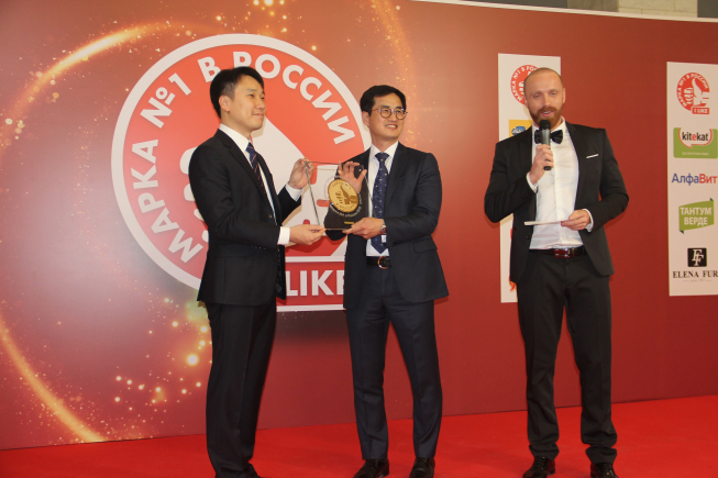 ▲SK루브리컨츠 임태헌 러시아법인장(가운데)이 14일 2019 러시아 ‘국민 브랜드’를 수상하고 있다. (사진제공=SK루브리컨츠)