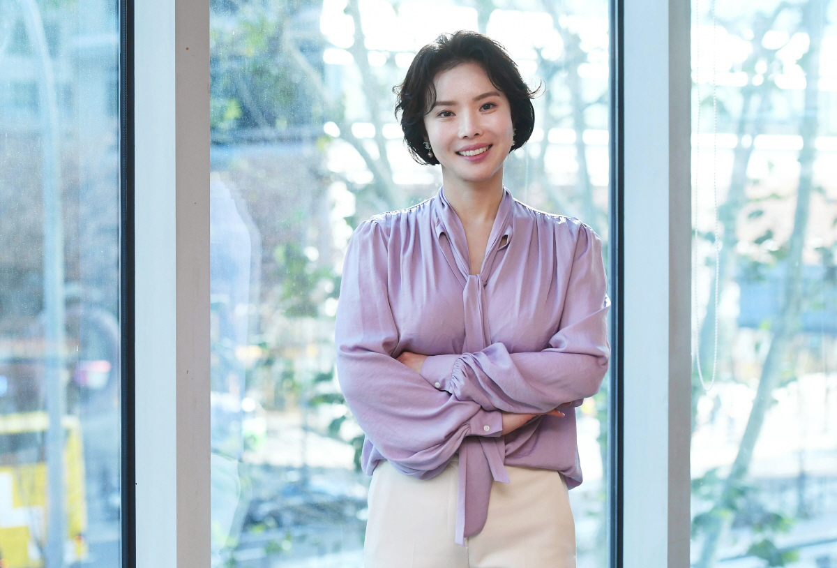 ▲정선미 제이앤메디홀딩스 대표가 12일 서울 서초구 강남대로 드림플러스 강남에서 이투데이와 인터뷰에 앞서 포즈를 취하고 있다. 신태현 기자 holjjak@
