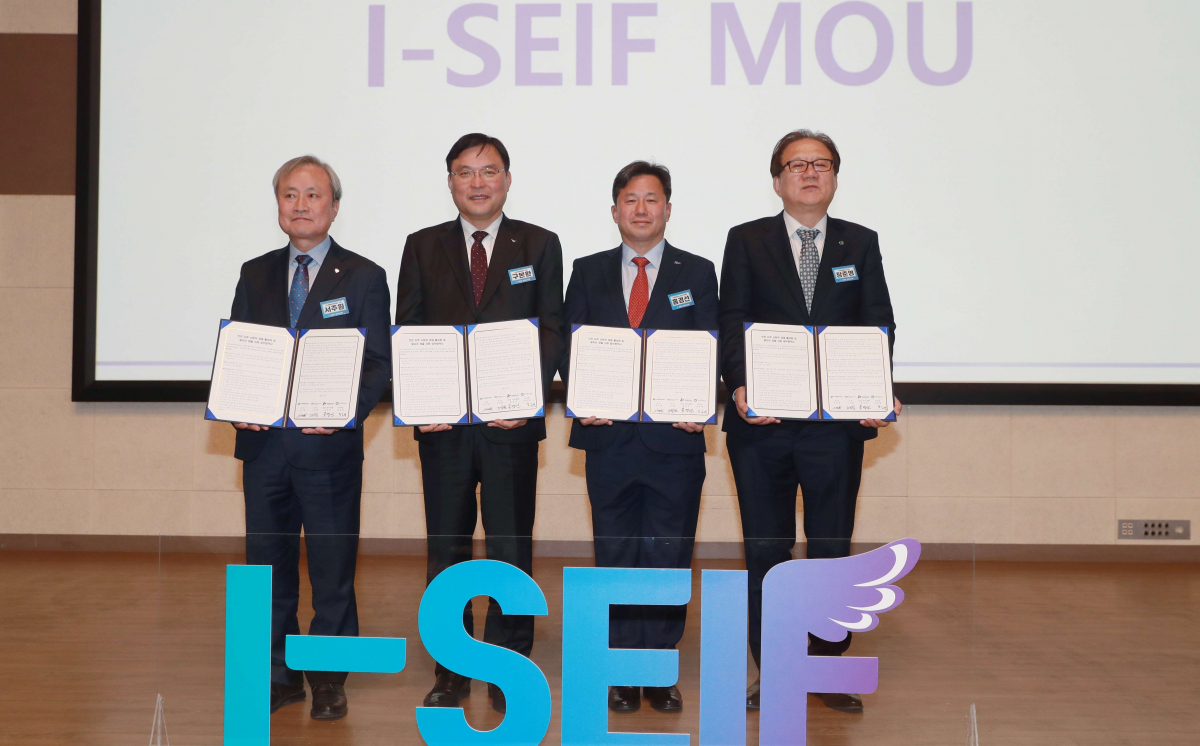 ▲16일 인천시 미추홀구 인천콘텐츠코리아랩에서 열린 ‘인천지역 사회적 경제 활성화 공동기금(I-SEIF) 확대 업무 협약식’에서 인천국제공항공사 구본환 사장(사진 왼쪽에서 2번째), 수도권매립지공사 서주원 사장(사진 왼쪽), 인천항만공사 홍경선 사장 직무대행(사진 왼쪽에서 3번째), 한국환경공단 장준영 이사장(사진 오른쪽)이 협약 체결 후 기념촬영을 하고 있다.  (자료 인천국제공항공사)