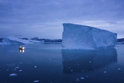 ▲그린란드 동부의 북극해에서 한 보트가 빙산 옆을 지나가고 있다. 그린란드/AP뉴시스
