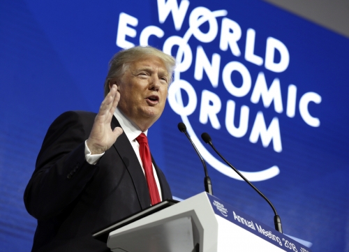 ▲도널드 트럼프 미국 대통령이 2018년 1월 26일(현지시간) 스위스 다보스에서 열린 세계경제포럼(WEF)에서 연설하고 있다. 트럼프는 올해 다보스포럼은 셧다운 사태로 불참했지만 내년은 참석할 것으로 전해졌다. 다보스/AP뉴시스
