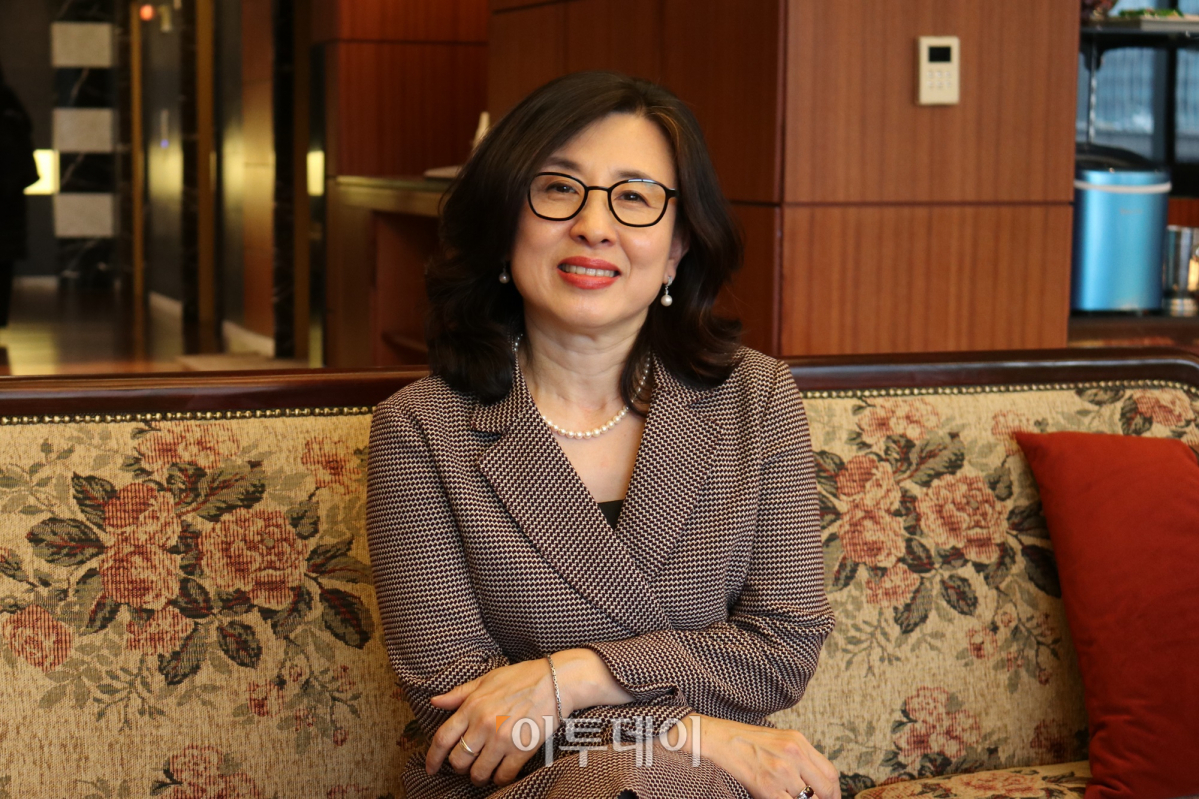 ▲한강 소설 '소년이 온다'를 번역해 '2019 한국문학번역상'과 문화체육관광부 장관 상을 수상한 윤선미 씨가 16일 서울 중구 코리아나호텔에서 이투데이 인터뷰를 하고 있다. (사진제공=한국문학번역원)