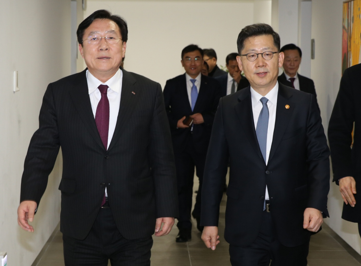 ▲김기문(왼쪽) 중기중앙회장과 김현수 농림축산식품부 장관 (사진제공=중기중앙회)