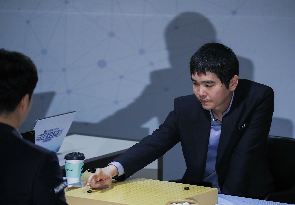 ▲이세돌 9단이 18일 서울 강남구 바디프랜드 도곡타워에서 열린 '바디프랜드 브레인마사지배 이세돌 vs 한돌' 은퇴 대국 제1국에서 2점을 놓고 있다. 이세돌 9단은 이날 한돌을 상대로 92수만에 '불계승'을 거뒀다. (연합뉴스)