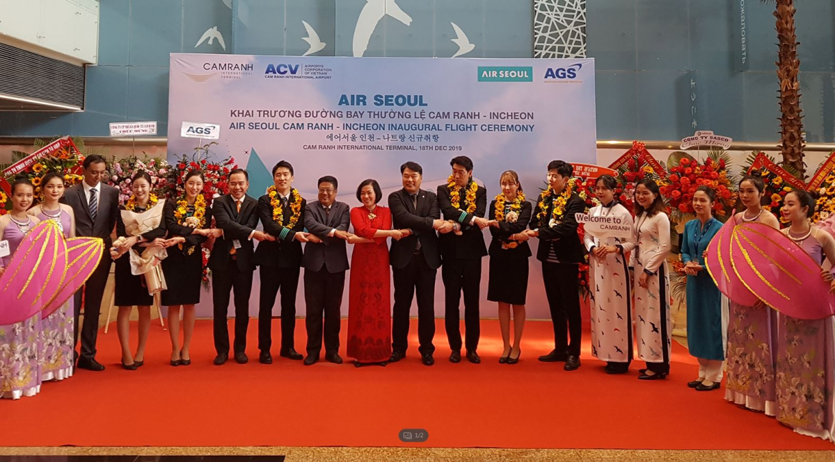 ▲에어서울 나트랑 노선 개설을 기념해 나트랑 캄란 공항에서 조진만 에어서울 경영본부 상무(오른쪽 아홉번째)와 '레티 홍 민' 나트랑 캄란 공항공사 대표(오른쪽 열 번째) 등 관계자 참석한 가운데 취항 축하 행사를 진행했다.  (사진제공=에어서울)
