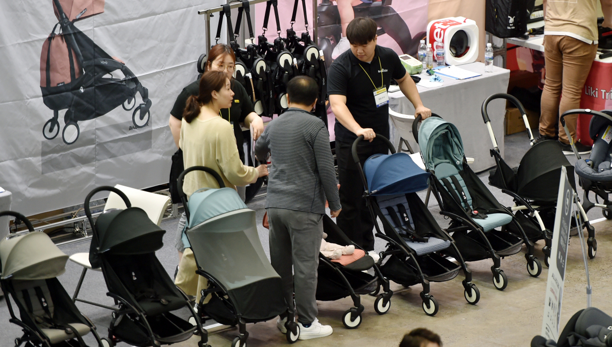 ▲올해 10월 대구에서 열린 임신·출산·육아·교육 전문 전시회에서 관람객들이 영·유아 관련 용품을 살펴보고 있다. (뉴시스)