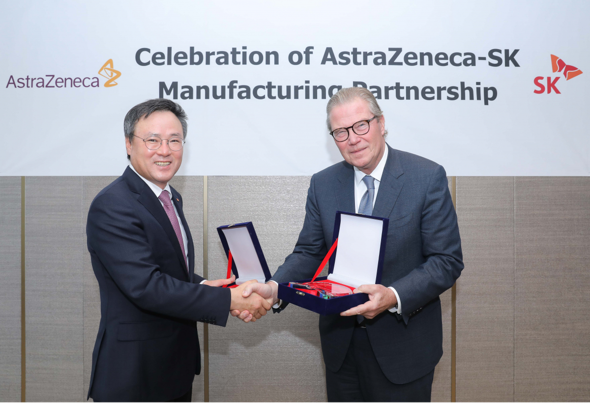 ▲장동현(왼쪽) SK㈜ 사장과 레이프 요한손(오른쪽) 아스트라제네카 레이프 요한손 회장이 19일 오전 양사 협력을 통해 중요한 이정표를 달성한 것을 축하하는 의미로 기념패를 교환하고 있다. (사진제공=SK㈜)