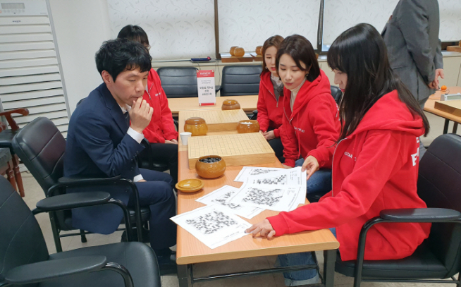 ▲이달 17일 오후 한국기원에서 이스타항공 바둑단이 이창호 국수와 함께 공동 연구회를 진행하고 있다. 사진제공=이스타항공
