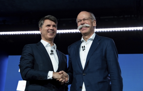 ▲하랄트 크뤼거(왼쪽) 독일 BMW 전 최고경영자(CEO)와 디터 체체 다임러 당시 회장이 2월 22일(현지시간) 베를린에서 연 기자회견에서 악수하고 있다. 베를린/AP뉴시스 
