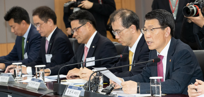 ▲은성수 금융위원장(오른쪽)이 19일 보험사 대표 간담회에서 모두발언을 하고 있다. (사진 제공=금융위원회)