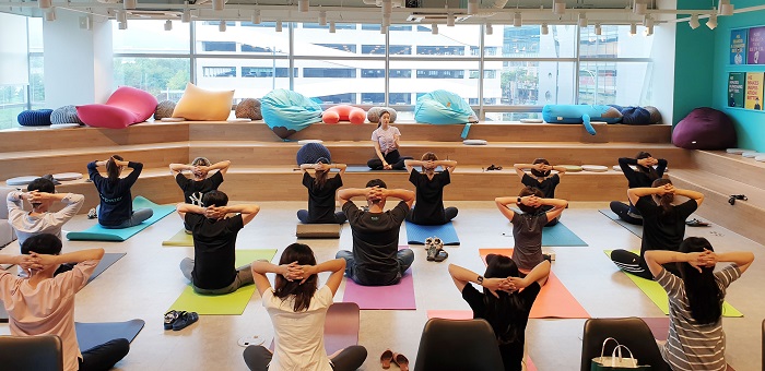 ▲와디즈 판교 사옥 내 컬쳐센터에서 점심시간을 활용해 직원들이 스트레칭 동호회 활동에 참여하고 있다.  (사진제공=와디즈)