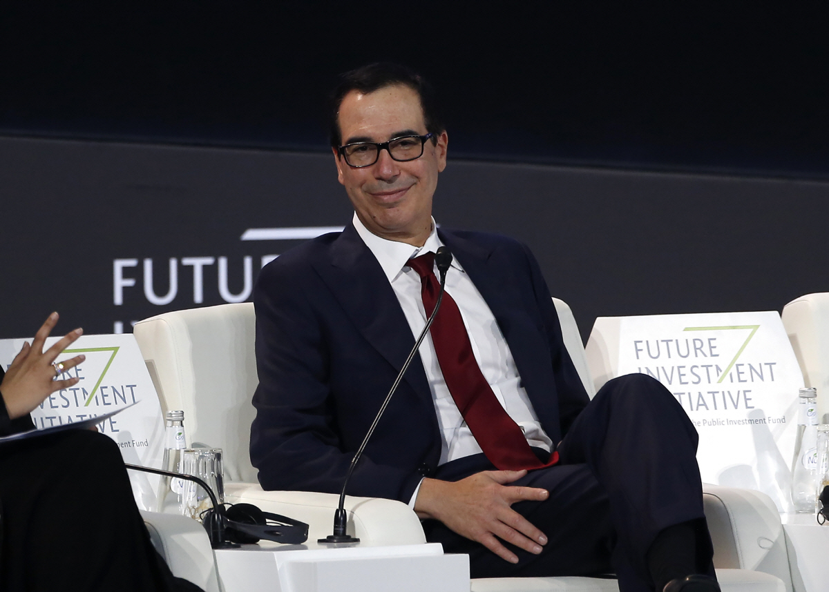 ▲스티븐 므누신 미국 재무장관이 10월 30일(현지시간) 사우디아라비아 리야드에서 열린 미래투자 이니셔티브 포럼에 참석한 자리에서 인터뷰에 응하고 있다. 리야드/AP뉴시스