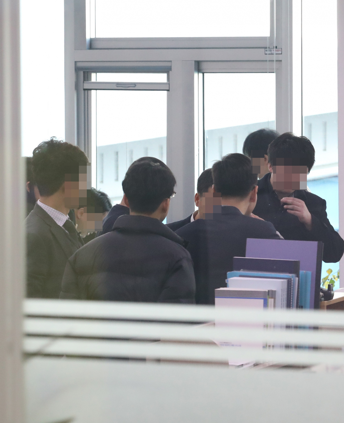 ▲<YONHAP PHOTO-1765> 검찰, 기획재정부 타당성심사과 압수수색    (세종=연합뉴스) 김주형 기자 = 20일 오전 정부세종청사 내 기획재정부 재정관리국 타당성심사과에서 검사와 수사관들이 정부의 예비타당성 조사 관련 업무 자료와 PC 하드디스크 등을 확보하고 있다. 2019.12.20     kjhpress@yna.co.kr/2019-12-20 11:04:29/<저작권자 ⓒ 1980-2019 ㈜연합뉴스. 무단 전재 재배포 금지.> (연합뉴스)