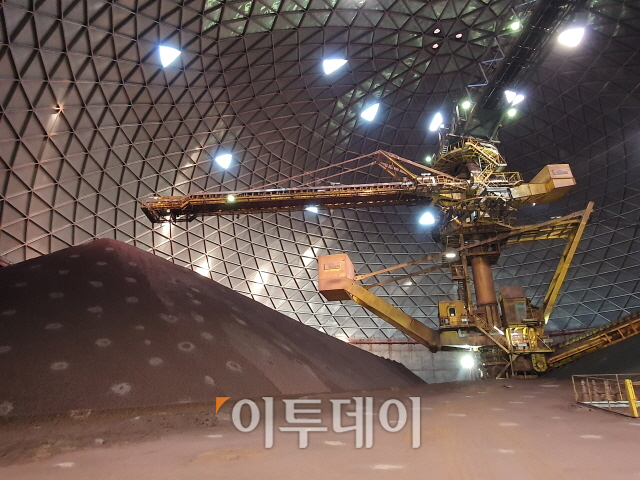▲저장돔에 쌓여있는 철광석